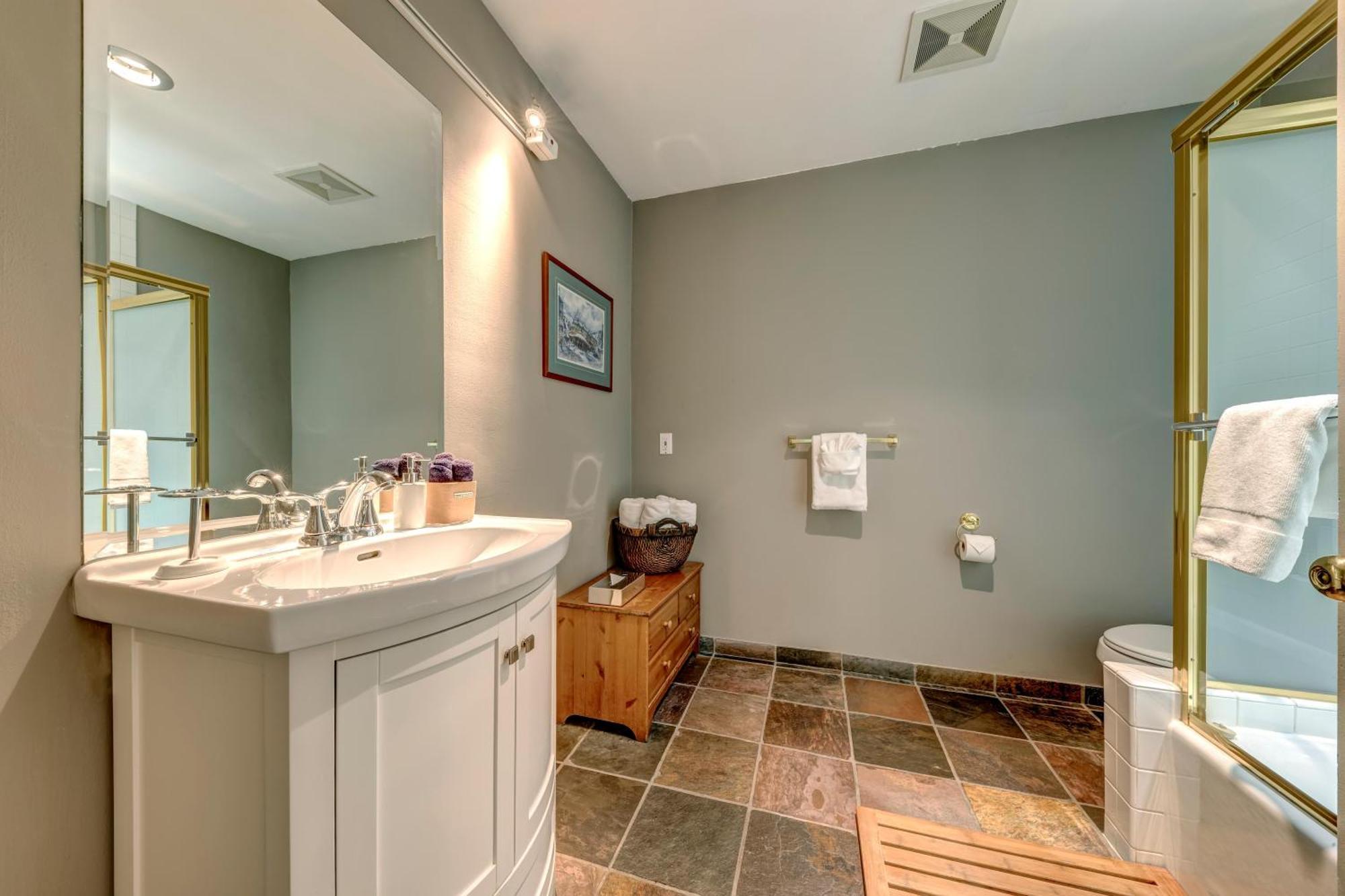 The Royal - Village Penthouse, Private Hot Tub With Mountain Views * Whistler