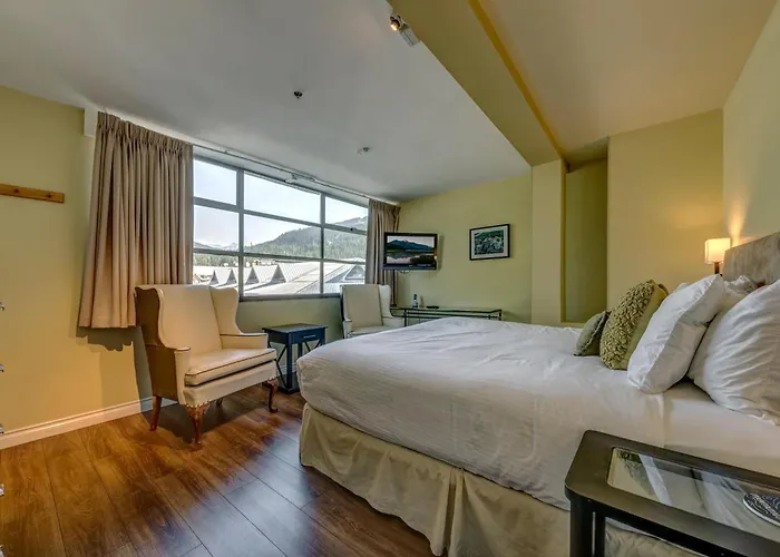 The Royal Suite - Village Penthouse, Private Hot Tub With Mountain Views