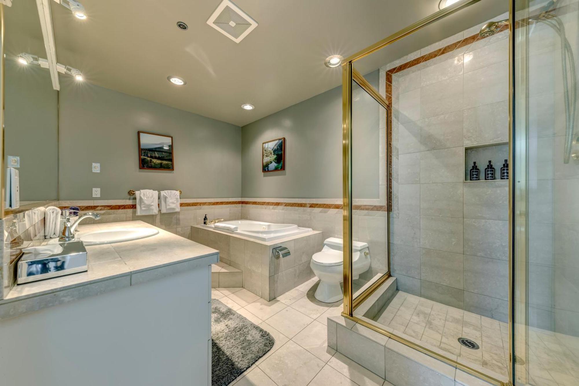 The Royal - Village Penthouse, Private Hot Tub With Mountain Views Whistler