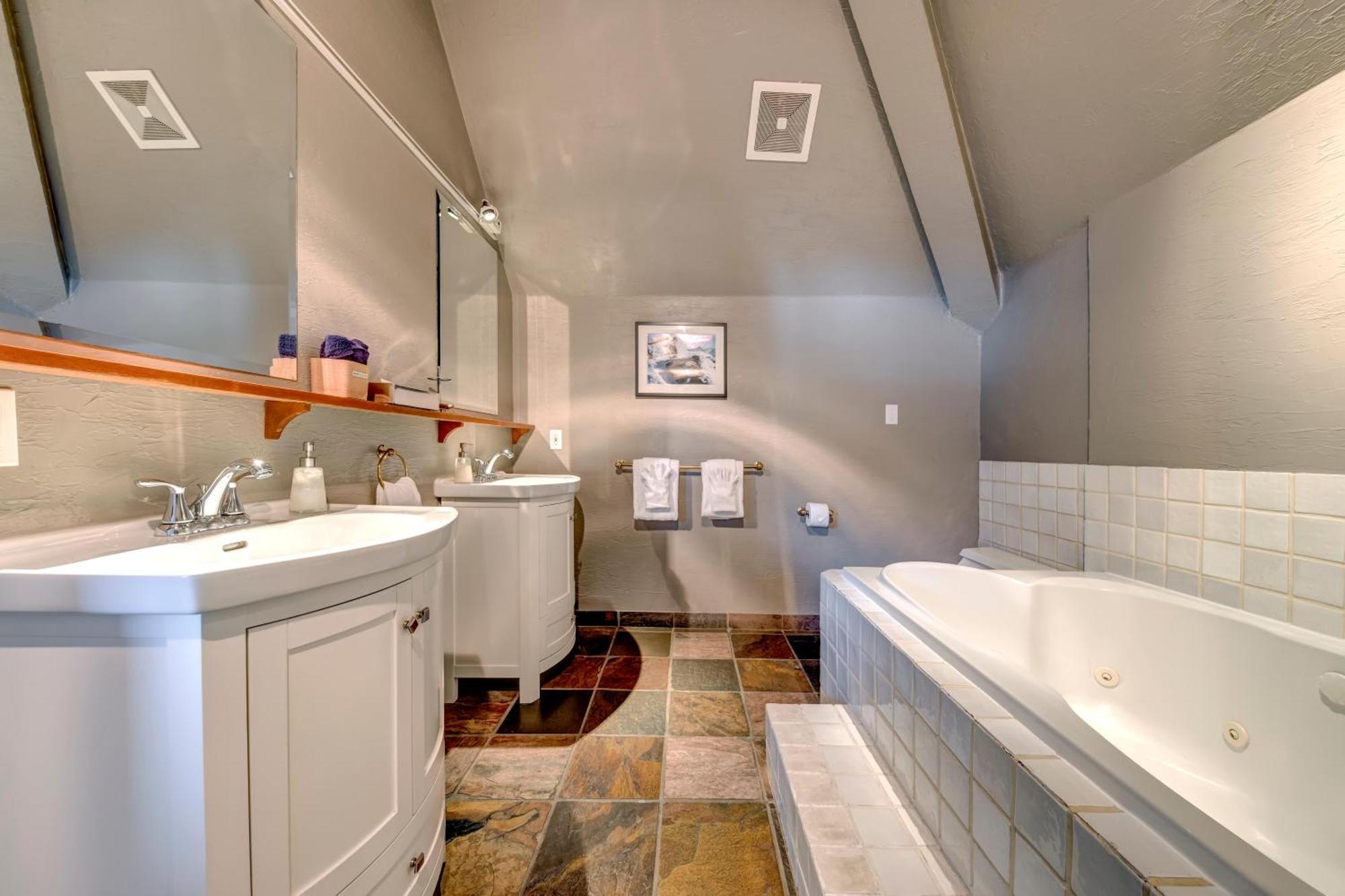 The Royal - Village Penthouse, Private Hot Tub With Mountain Views Apartment Whistler